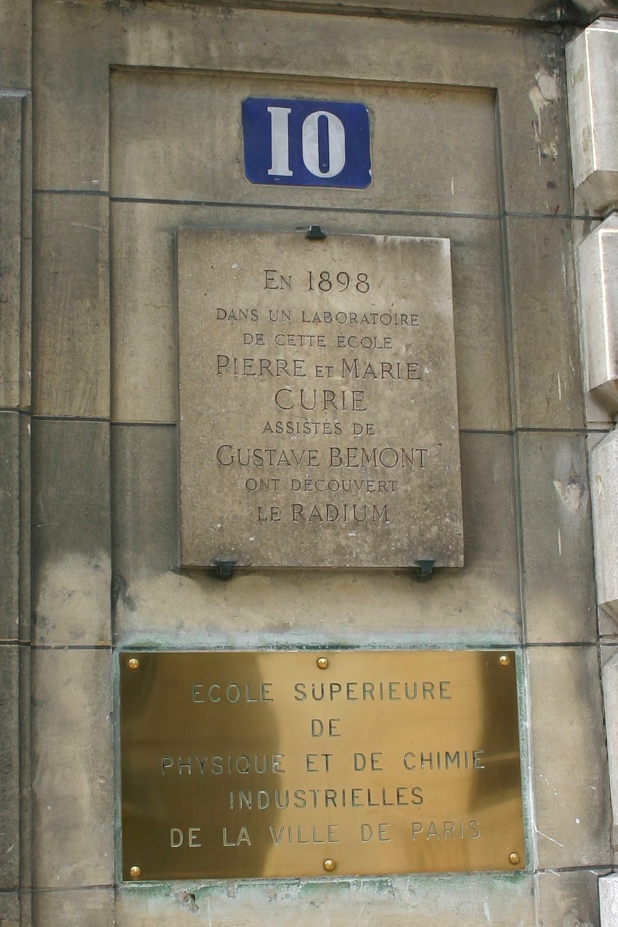 Radium discovery memorial tablet, Ecole Superieure de Physique et de Chimie Industrielles, Paris (8).JPG